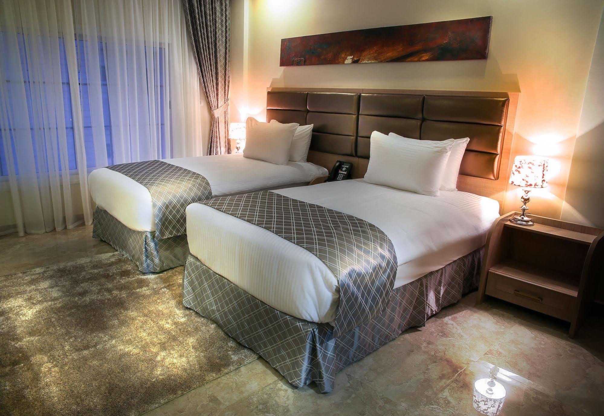 Adams Hotel Kuwait City Exteriör bild
